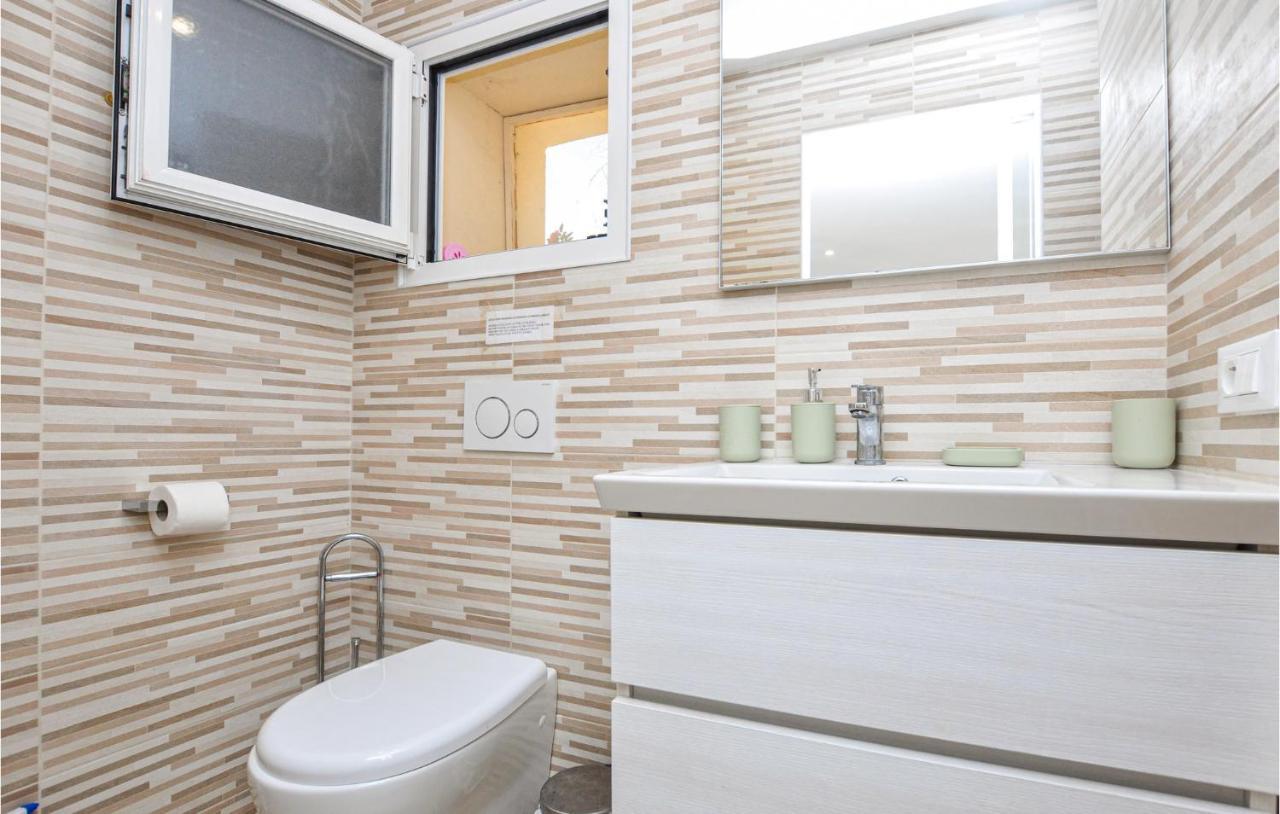 1 Bedroom Lovely Home In مينتون المظهر الخارجي الصورة